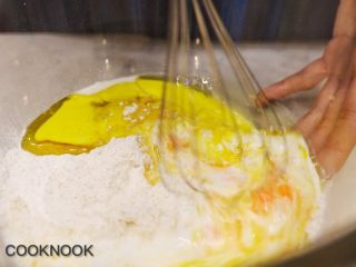 5、秋香栗子千层蛋糕,倒入盐调味搅拌均匀