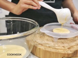 6、秋香栗子千层蛋糕,可丽饼面糊倒入模具