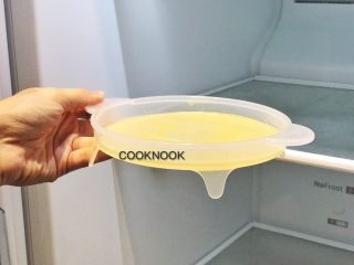 9、秋香栗子千层蛋糕,放冰箱冷藏2-3分钟降温