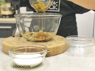 11、秋香栗子千层蛋糕,倒入蜂蜜