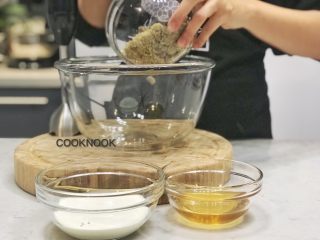 10、秋香栗子千层蛋糕,倒入栗子