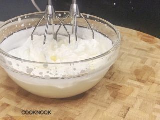 15、秋香栗子千层蛋糕,打发鲜奶油至硬性发泡( &nbsp;蛋白霜的尖端倒放不会下垂）