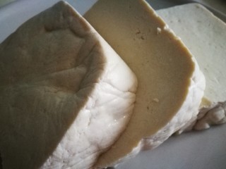 2、家宴菜谱～年年有鱼之皮蛋豆腐,豆腐加热后切片