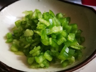 6、家宴菜谱～年年有鱼之皮蛋豆腐,青椒切碎