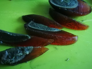 8、家宴菜谱～年年有鱼之皮蛋豆腐,其余切成条状 留出八个形状完整的做金鱼尾巴