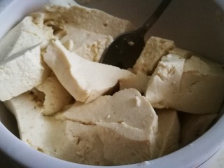 9、家宴菜谱～年年有鱼之皮蛋豆腐,豆腐片放进大碗 用勺子捣碎