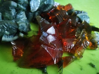 10、家宴菜谱～年年有鱼之皮蛋豆腐,余下的皮蛋切碎 放入豆腐中