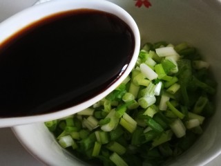 11、家宴菜谱～年年有鱼之皮蛋豆腐,小碗中放入蒜末葱花青椒碎 加入少许盐 适量生抽 少许醋