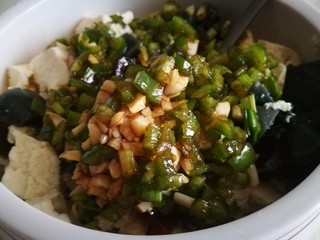 14、家宴菜谱～年年有鱼之皮蛋豆腐,将小料倒入豆腐皮蛋中