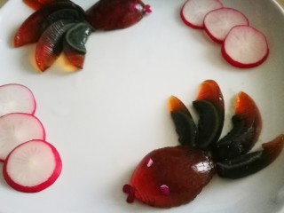 15、家宴菜谱～年年有鱼之皮蛋豆腐,将半圆皮蛋和皮蛋条摆成金鱼 用樱桃萝卜装饰一下