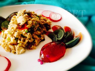 16、家宴菜谱～年年有鱼之皮蛋豆腐,将皮蛋豆腐盛在盘中