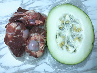 1、#一碗汤#冬瓜海带筒骨汤,准备好冬瓜和筒骨(PS:海带在浸泡无法拍照了)