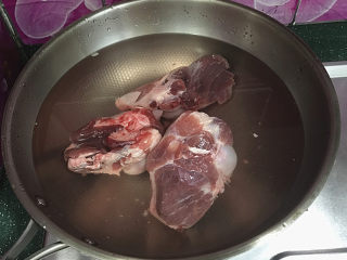 2、#一碗汤#冬瓜海带筒骨汤,筒骨冷水入锅大火煮开焯一下