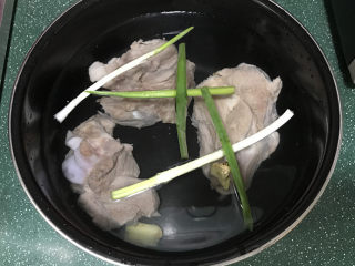 3、#一碗汤#冬瓜海带筒骨汤,将焯好的筒骨洗净后,与葱姜、清水一起放入锅中