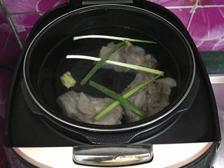 4、#一碗汤#冬瓜海带筒骨汤,将内胆放入电压力锅中