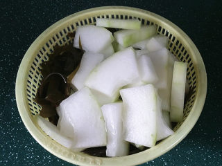 6、#一碗汤#冬瓜海带筒骨汤,此时将冬瓜、海带洗净切好备用