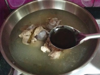 8、#一碗汤#冬瓜海带筒骨汤,将煲好的筒骨汤倒入炒锅中,再加些1汤勺料酒