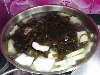 9、#一碗汤#冬瓜海带筒骨汤,同时将冬瓜、海带也倒入锅中,加盖大火