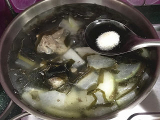 11、#一碗汤#冬瓜海带筒骨汤,待冬瓜炖至熟烂加食盐调味