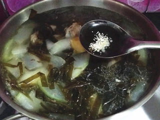 12、#一碗汤#冬瓜海带筒骨汤,最后撒些鸡精搅匀关火