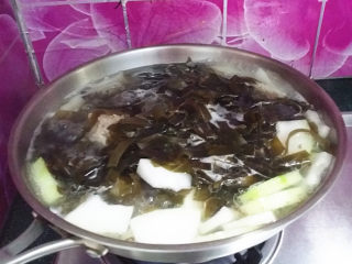 10、#一碗汤#冬瓜海带筒骨汤,煮开后转中小火