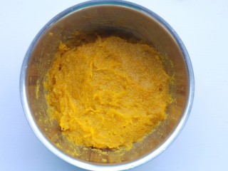 2、椰香南瓜糯米糍,压成泥。