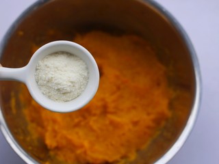 3、椰香南瓜糯米糍,南瓜泥中加入澳优能立多G4奶粉。