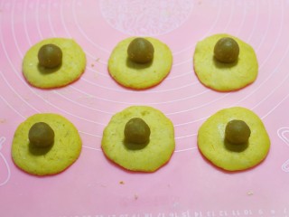 9、椰香南瓜糯米糍,放入莲蓉。