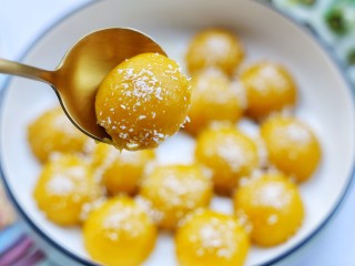 14、椰香南瓜糯米糍,香甜软糯。