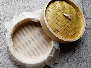 1、快手红糖马拉糕,取一个18cm的蒸笼,铺上油纸