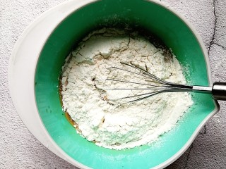 4、快手红糖马拉糕,赛区低筋面粉和无铝泡打粉搅拌均匀