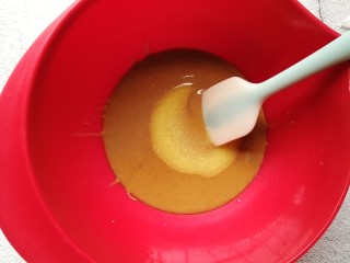 6、快手红糖马拉糕,倒入融化的20g黄油翻拌均匀