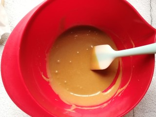 7、快手红糖马拉糕,最后的马拉糕糊完成啦