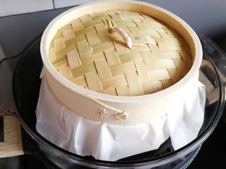 9、快手红糖马拉糕,蒸锅内大火烧开,放入静置好的马拉糕糊,盖上锅盖(蒸锅盖),大火蒸30分钟,关火焖5分钟