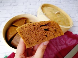 11、快手红糖马拉糕,不烫手后就可以切块开吃咯
