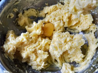 2、蔓越莓饼干,分两次加入蛋液,搅拌至顺滑。