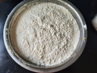 6、蔓越莓饼干,然后倒入面粉。