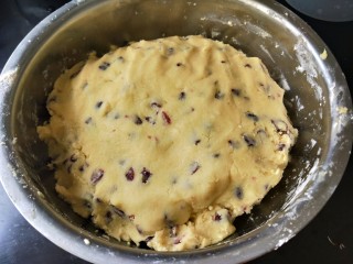 7、蔓越莓饼干,翻拌到看不见干粉。