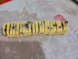 9、蔓越莓饼干,拿出来切成片,同时烤箱170度预热。