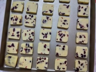 10、蔓越莓饼干,摆入烤盘,再放入烤箱,上管160度,下管140度,烤15分钟左右,饼干上色就可以了。