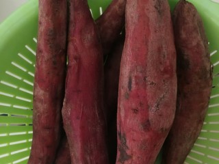 1、红薯干,上锅蒸熟，拿筷子一扎轻松扎透即可。