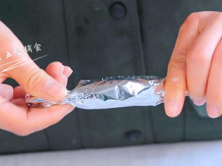 3、鳕鱼肠,裹起来，两端拧紧。 