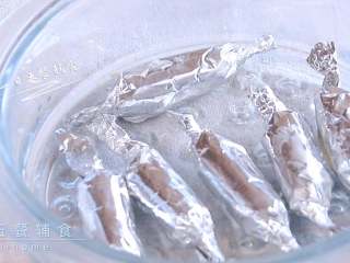 4、鳕鱼肠,放入锅中冷水上锅蒸15分钟。