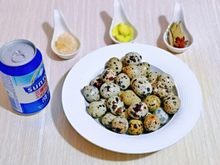 1、酱香啤酒鹌鹑蛋,准备食材，将鹌鹑蛋冷水冲洗干净，姜去皮切片，大蒜去皮切碎。