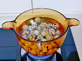 2、酱香啤酒鹌鹑蛋,将洗干净的鹌鹑蛋冷水入锅，大火烧开，转中火煮6分钟，关火焖2分钟。