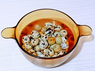 3、酱香啤酒鹌鹑蛋,煮鹌鹑蛋的热水倒掉，冷水反复冲，冷水再泡3分钟。