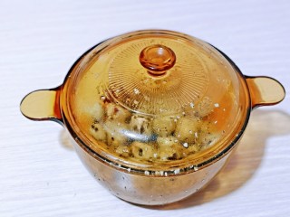 4、酱香啤酒鹌鹑蛋,将锅中的水倒掉，盖上盖子，两手捏紧两侧的耳朵，用力上下摇动。