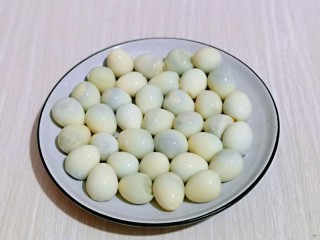 7、酱香啤酒鹌鹑蛋,去皮的鹌鹑蛋冲洗干净。