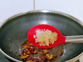 11、酱香啤酒鹌鹑蛋,加入冰糖。