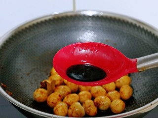 13、酱香啤酒鹌鹑蛋,加入生抽，老抽。